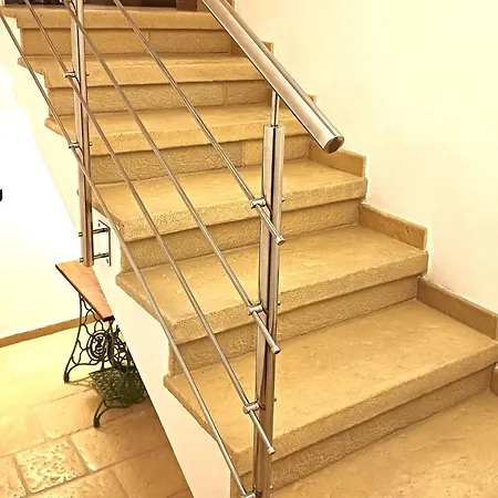 לינה וארוחת בוקר Pietra Bianca 5*